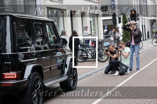 Amsterdam 13 juli 2021
Olcay Gulsen met haar mercedes G klasse in de PC Hooftstraat. Kinderen fotograferen haar auto.