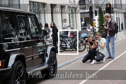 Amsterdam 13 juli 2021
Olcay Gulsen met haar mercedes G klasse in de PC Hooftstraat. Kinderen fotograferen haar auto.