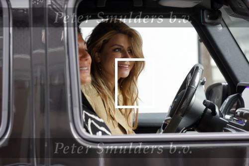 Amsterdam 13 juli 2021
Olcay Gulsen met haar mercedes G klasse in de PC Hooftstraat. Kinderen fotograferen haar auto.