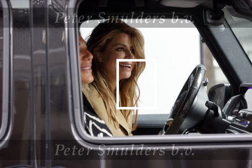 Amsterdam 13 juli 2021
Olcay Gulsen met haar mercedes G klasse in de PC Hooftstraat. Kinderen fotograferen haar auto.