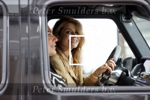 Amsterdam 13 juli 2021
Olcay Gulsen met haar mercedes G klasse in de PC Hooftstraat. Kinderen fotograferen haar auto.