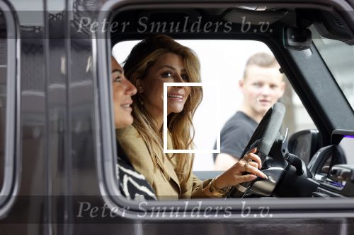 Amsterdam 13 juli 2021
Olcay Gulsen met haar mercedes G klasse in de PC Hooftstraat. Kinderen fotograferen haar auto.