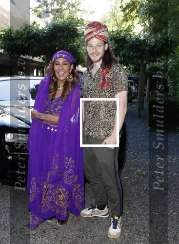 Blaricum 6 juli 2021
Gordon viert zijn verjaardag en dat hij zijn huis verkocht heeft. Ook gaat hij verhuizen naar Dubai. Patty Brard kwam met Guido Spek