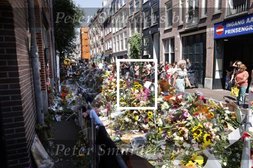 Amsterdam A4 18 juli 2021
Bloemenzee voor Peter R de Vries en Abri van Peter bij schiphol naast de A4