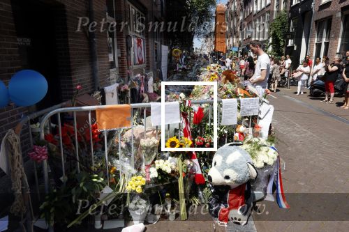 Amsterdam A4 18 juli 2021
Bloemenzee voor Peter R de Vries en Abri van Peter bij schiphol naast de A4
