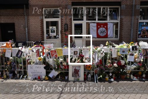Amsterdam A4 18 juli 2021
Bloemenzee voor Peter R de Vries en Abri van Peter bij schiphol naast de A4