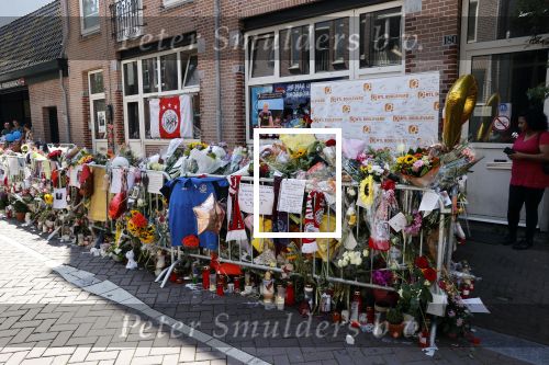 Amsterdam A4 18 juli 2021
Bloemenzee voor Peter R de Vries en Abri van Peter bij schiphol naast de A4