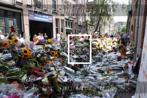 Amsterdam A4 18 juli 2021
Bloemenzee voor Peter R de Vries en Abri van Peter bij schiphol naast de A4