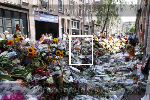 Amsterdam A4 18 juli 2021
Bloemenzee voor Peter R de Vries en Abri van Peter bij schiphol naast de A4