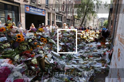Amsterdam A4 18 juli 2021
Bloemenzee voor Peter R de Vries en Abri van Peter bij schiphol naast de A4