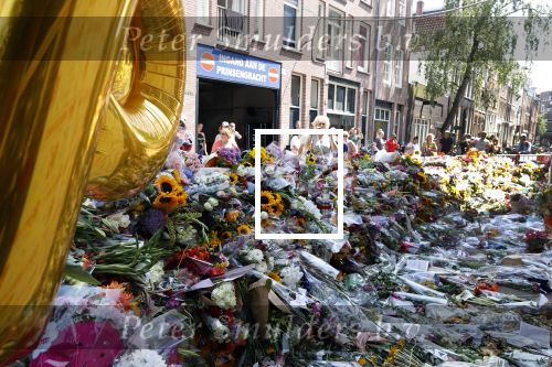 Amsterdam A4 18 juli 2021
Bloemenzee voor Peter R de Vries en Abri van Peter bij schiphol naast de A4