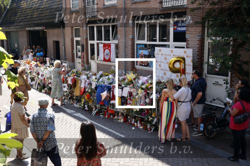 Amsterdam A4 18 juli 2021
Bloemenzee voor Peter R de Vries en Abri van Peter bij schiphol naast de A4