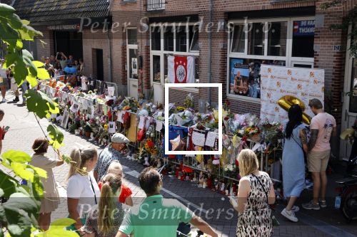 Amsterdam A4 18 juli 2021
Bloemenzee voor Peter R de Vries en Abri van Peter bij schiphol naast de A4