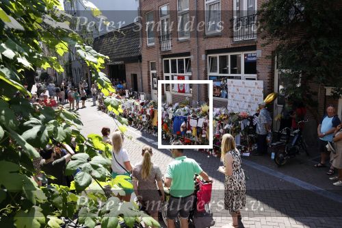 Amsterdam A4 18 juli 2021
Bloemenzee voor Peter R de Vries en Abri van Peter bij schiphol naast de A4