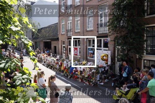 Amsterdam A4 18 juli 2021
Bloemenzee voor Peter R de Vries en Abri van Peter bij schiphol naast de A4