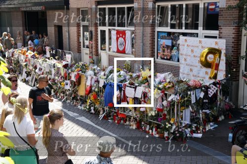Amsterdam A4 18 juli 2021
Bloemenzee voor Peter R de Vries en Abri van Peter bij schiphol naast de A4