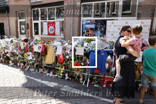 Amsterdam A4 18 juli 2021
Bloemenzee voor Peter R de Vries en Abri van Peter bij schiphol naast de A4
