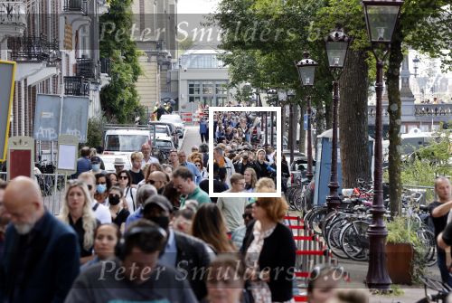 Amsterdam 21 juli 2021
Het publiek kan afscheid nemen van Peter R de Vries . Peter ligt opgebaard in Carre . er komen duizenden mensen langs.
