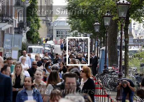 Amsterdam 21 juli 2021
Het publiek kan afscheid nemen van Peter R de Vries . Peter ligt opgebaard in Carre . er komen duizenden mensen langs.