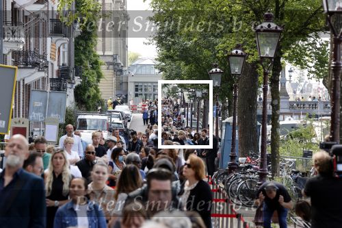 Amsterdam 21 juli 2021
Het publiek kan afscheid nemen van Peter R de Vries . Peter ligt opgebaard in Carre . er komen duizenden mensen langs.