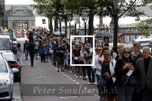 Amsterdam 21 juli 2021
Het publiek kan afscheid nemen van Peter R de Vries . Peter ligt opgebaard in Carre . er komen duizenden mensen langs.