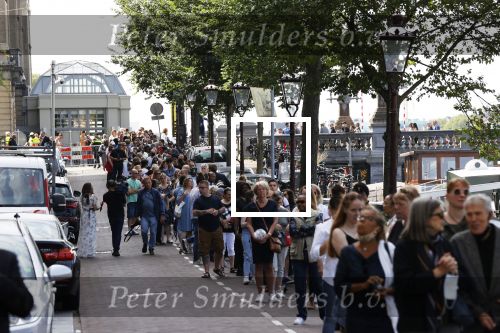 Amsterdam 21 juli 2021
Het publiek kan afscheid nemen van Peter R de Vries . Peter ligt opgebaard in Carre . er komen duizenden mensen langs.