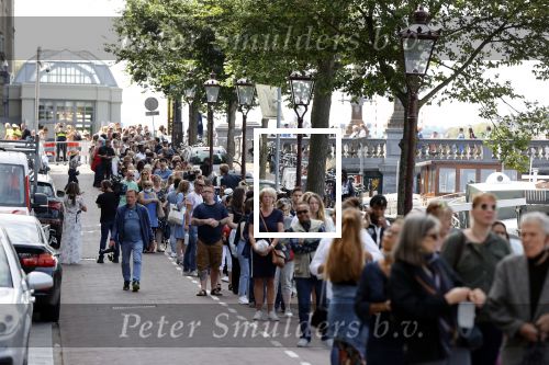 Amsterdam 21 juli 2021
Het publiek kan afscheid nemen van Peter R de Vries . Peter ligt opgebaard in Carre . er komen duizenden mensen langs.