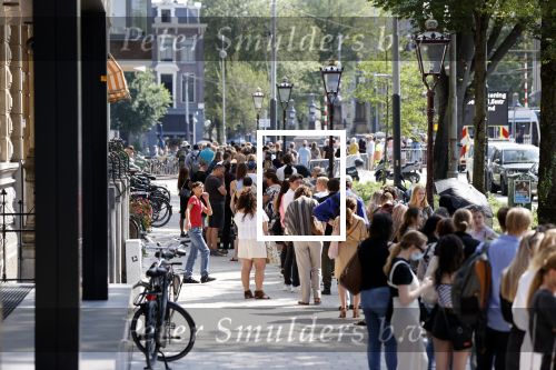 Amsterdam 21 juli 2021
Het publiek kan afscheid nemen van Peter R de Vries . Peter ligt opgebaard in Carre . er komen duizenden mensen langs.