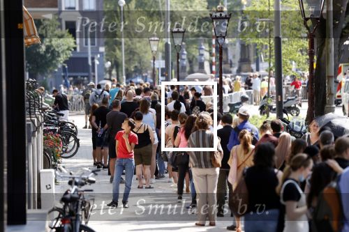 Amsterdam 21 juli 2021
Het publiek kan afscheid nemen van Peter R de Vries . Peter ligt opgebaard in Carre . er komen duizenden mensen langs.