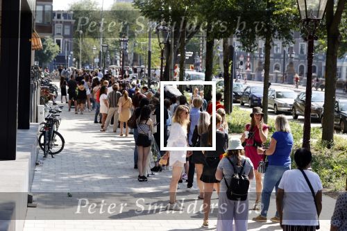Amsterdam 21 juli 2021
Het publiek kan afscheid nemen van Peter R de Vries . Peter ligt opgebaard in Carre . er komen duizenden mensen langs.