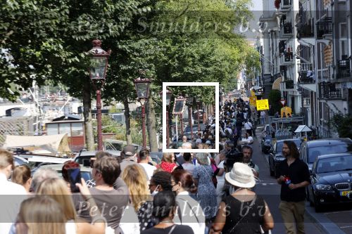 Amsterdam 21 juli 2021
Het publiek kan afscheid nemen van Peter R de Vries . Peter ligt opgebaard in Carre . er komen duizenden mensen langs.