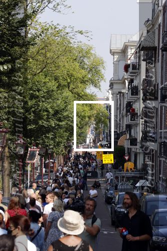 Amsterdam 21 juli 2021
Het publiek kan afscheid nemen van Peter R de Vries . Peter ligt opgebaard in Carre . er komen duizenden mensen langs.