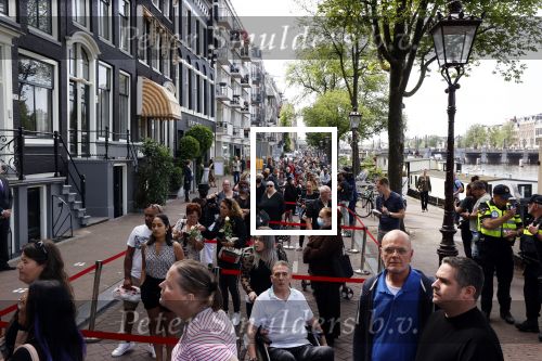 Amsterdam 21 juli 2021
Het publiek kan afscheid nemen van Peter R de Vries . Peter ligt opgebaard in Carre . er komen duizenden mensen langs.