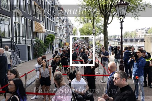 Amsterdam 21 juli 2021
Het publiek kan afscheid nemen van Peter R de Vries . Peter ligt opgebaard in Carre . er komen duizenden mensen langs.