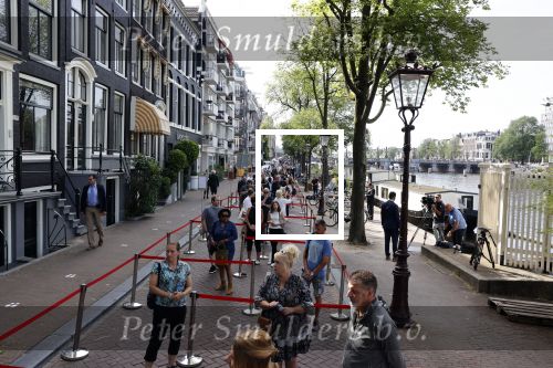 Amsterdam 21 juli 2021
Het publiek kan afscheid nemen van Peter R de Vries . Peter ligt opgebaard in Carre . er komen duizenden mensen langs.