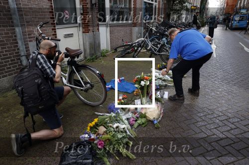 Amsterdam 7 en 10 juli 2021
Op de plek waar Peter R de Vries neergeschoten is leggen mensen bloemen neer.