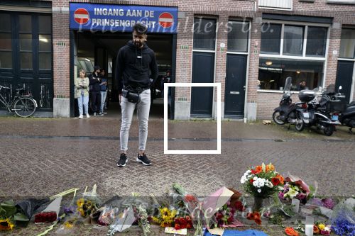 Amsterdam 7 en 10 juli 2021
Op de plek waar Peter R de Vries neergeschoten is leggen mensen bloemen neer.