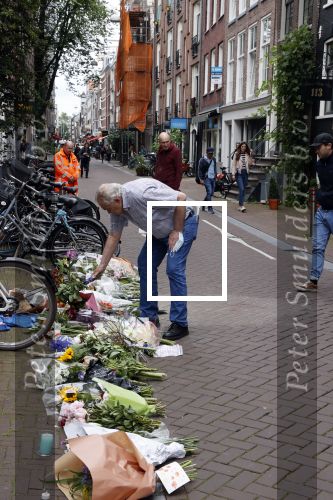Amsterdam 7 en 10 juli 2021
Op de plek waar Peter R de Vries neergeschoten is leggen mensen bloemen neer.