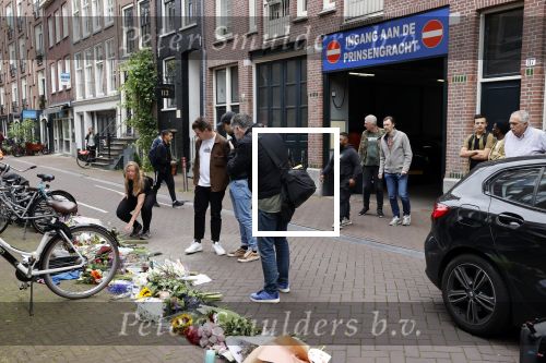 Amsterdam 7 en 10 juli 2021
Op de plek waar Peter R de Vries neergeschoten is leggen mensen bloemen neer.