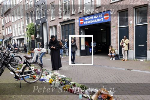 Amsterdam 7 en 10 juli 2021
Op de plek waar Peter R de Vries neergeschoten is leggen mensen bloemen neer.