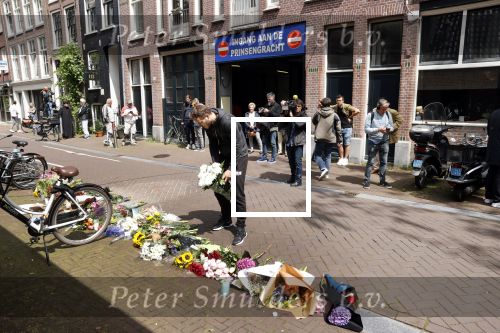 Amsterdam 7 en 10 juli 2021
Op de plek waar Peter R de Vries neergeschoten is leggen mensen bloemen neer.