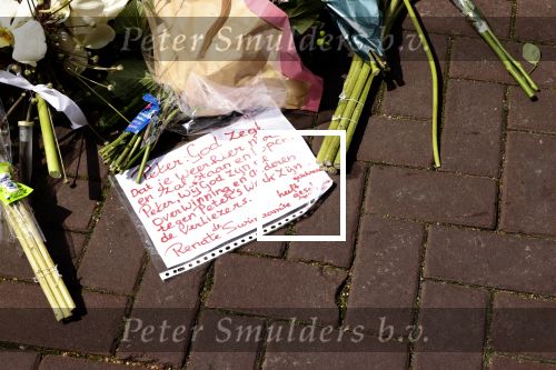 Amsterdam 7 en 10 juli 2021
Op de plek waar Peter R de Vries neergeschoten is leggen mensen bloemen neer.