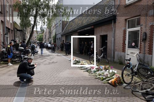 Amsterdam 7 en 10 juli 2021
Op de plek waar Peter R de Vries neergeschoten is leggen mensen bloemen neer.