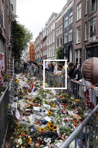 Amsterdam 7 en 10 juli 2021
Op de plek waar Peter R de Vries neergeschoten is leggen mensen bloemen neer.