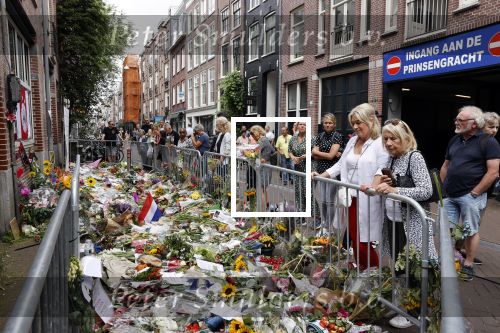 Amsterdam 7 en 10 juli 2021
Op de plek waar Peter R de Vries neergeschoten is leggen mensen bloemen neer.