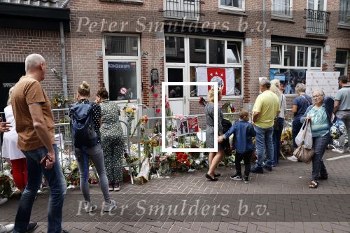 Amsterdam 7 en 10 juli 2021
Op de plek waar Peter R de Vries neergeschoten is leggen mensen bloemen neer.