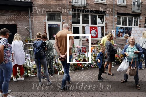 Amsterdam 7 en 10 juli 2021
Op de plek waar Peter R de Vries neergeschoten is leggen mensen bloemen neer.