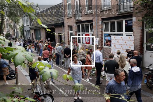 Amsterdam 7 en 10 juli 2021
Op de plek waar Peter R de Vries neergeschoten is leggen mensen bloemen neer.