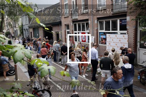 Amsterdam 7 en 10 juli 2021
Op de plek waar Peter R de Vries neergeschoten is leggen mensen bloemen neer.