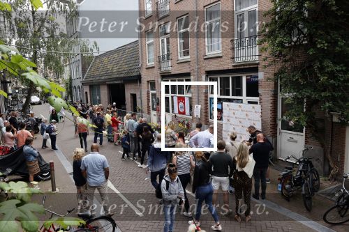 Amsterdam 7 en 10 juli 2021
Op de plek waar Peter R de Vries neergeschoten is leggen mensen bloemen neer.